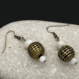 boucles d_oreilles bronze, nacre et perles africaines artisanales soleyana création bijoux pierres semi précieuses